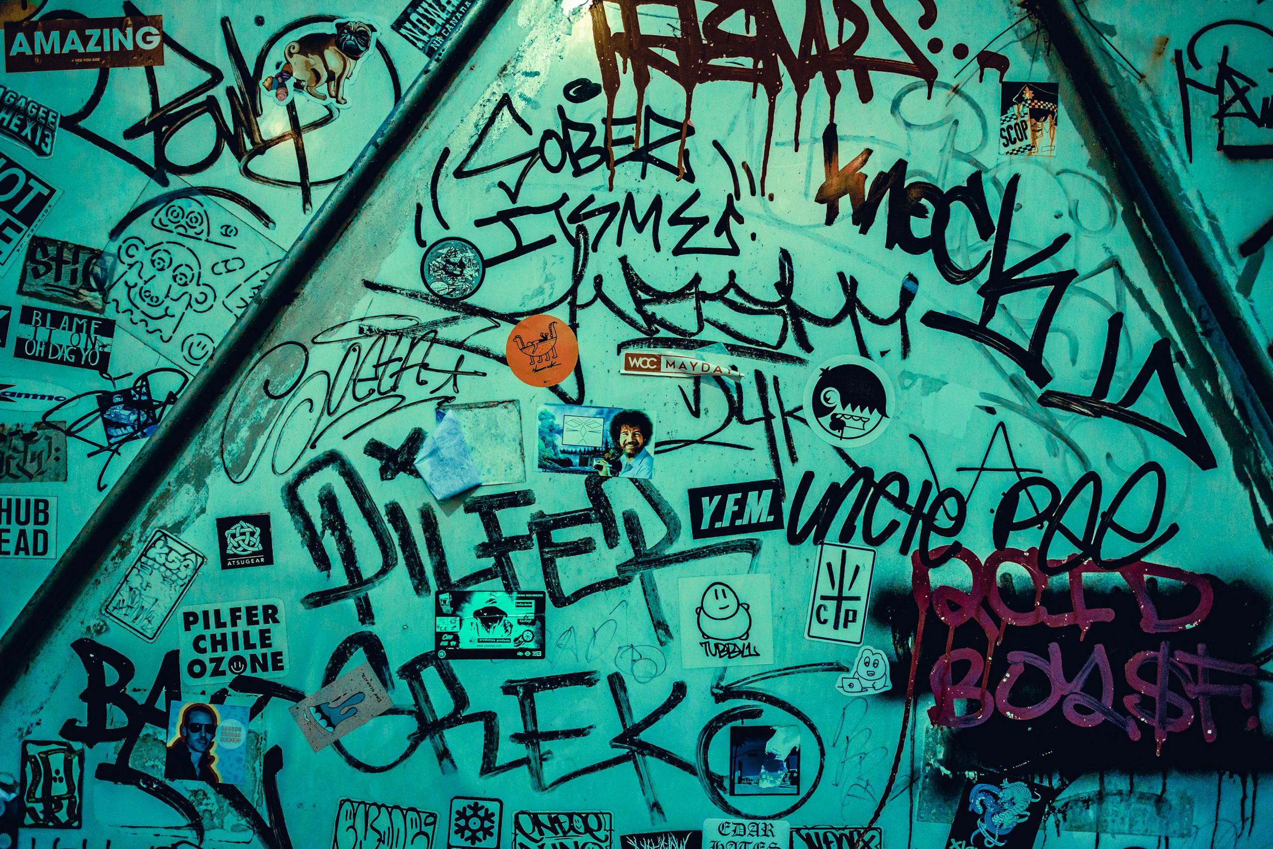 What is the average cost for professional graffiti removal